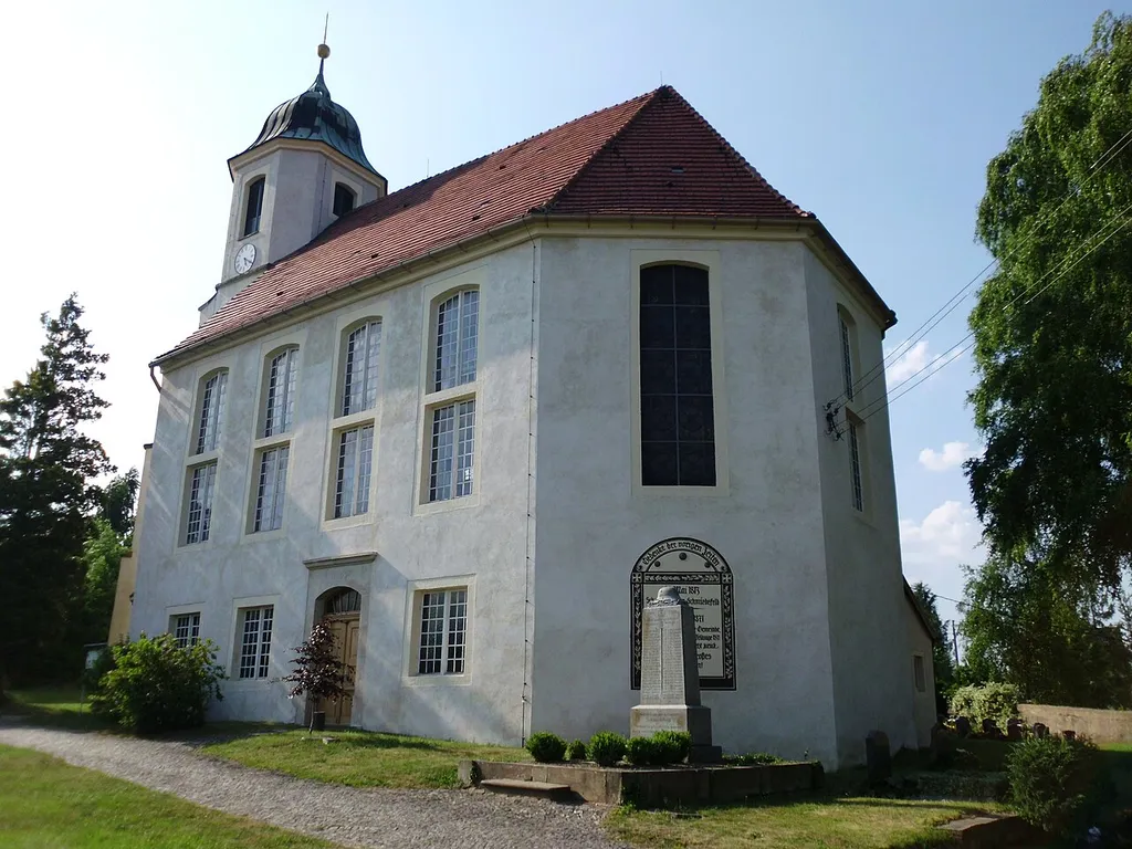 St. Michaelis-Kirche in Schmiedefeld. Vermutlicher Vorgänger war eine Wallfahrtskirche aus dem 13. Jahrhundert. 1813 im Befreiungskrieg mit dem größten Teil des Dorfes abgebrannt, 1818 wurde der Neubau an gleicher Stelle geweiht
