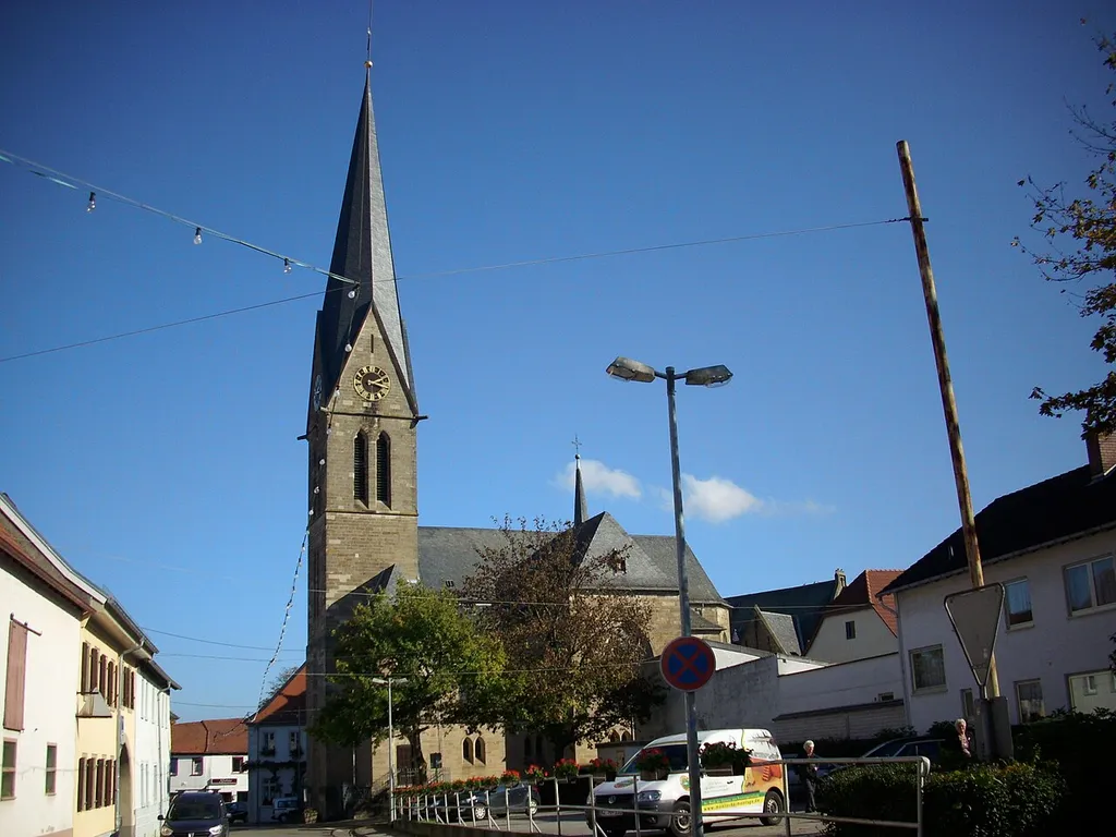Dreischiffige neugotische Hallenkirche, Sandsteinquader; Architekt Heinrich von Schmidt, München; 1885/86