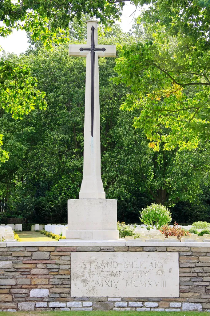 Strand Military Cemetery. Toegang met Cross of Sacrifice.