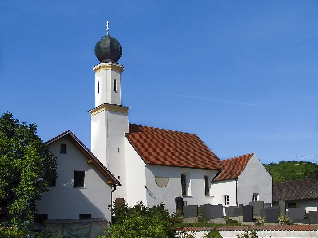 Hohenthann, Petersglaim. Kirche St. Peter. Romanischer Bau wohl des 12./13. Jahrhundert, 1691 von Georg Pohner barockisiert, Turm 1736 von Franz Pichlmayer; mit Ausstattung.