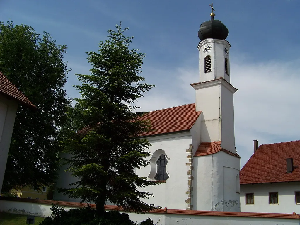 Pilsting, Kapellenstraße 4. Katholische Filialkirche St. Peter und Paul, Saalbau mit Ostturm, das ehem. romanische Langhaus mit Apsis aus dem 12. Jahrhundert als Chor adaptiert, Langhaus-Neubau nach Plänen von Johann Georg Hirschstetter 1750/52; mit Ausstattung.