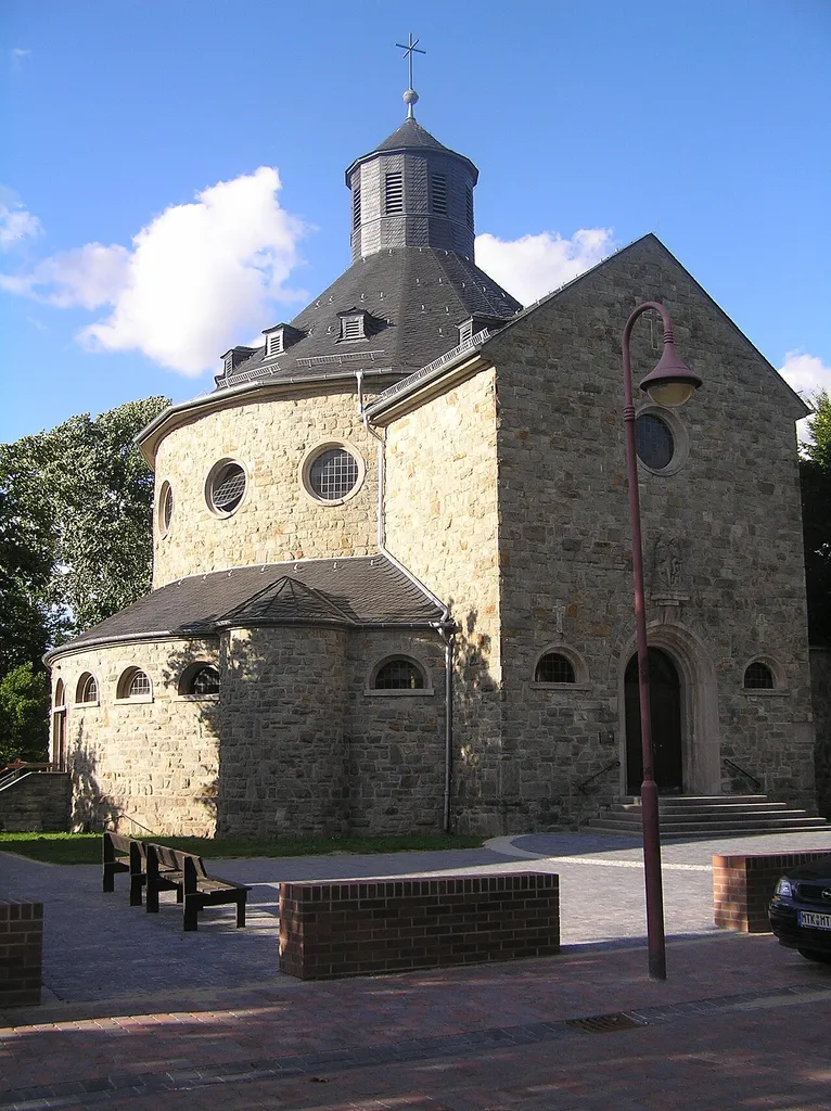Neue Martinskirche in Hornau, Kelkheim. Das Bild zeigt die Vorderseite des 1952 eingeweihten Gebäudes.