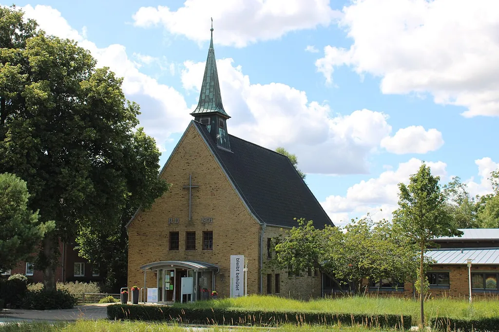 Strandkirche in 23683 Scharbeutz Aussenansicht von der Düne