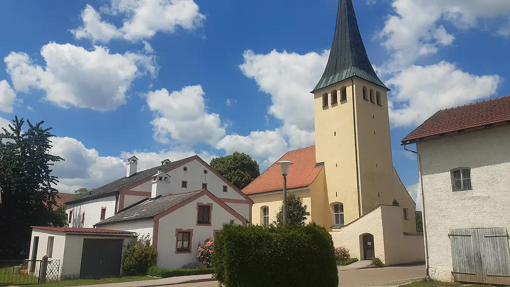 katholische Kirche, Chorturmkirche, Pfarrkirche, Saalbau mit Walmdach im Kern spätgotisch mit Chorturm, Langhaus barockisiert; Bauernhaus