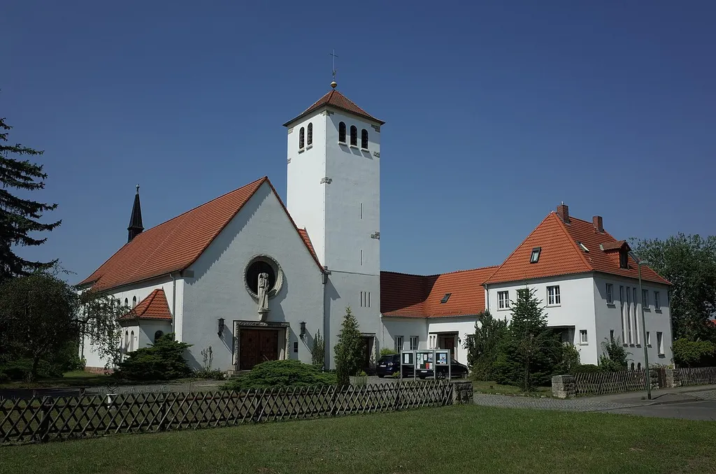 Dessau-Roßlau, Kirche der Gemeinde Hl. Dreieinigkeit Dessau Süd (Baudenkmal im Denkmalverzeichniss Sachsen-Anhalt, Erfassungsnummer: 094 40873 000 000 000 000 [1])