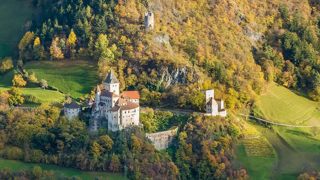 Die Trostburg oberhalb von Waidbruck, Südtirol. Fotografiert von Barbian.