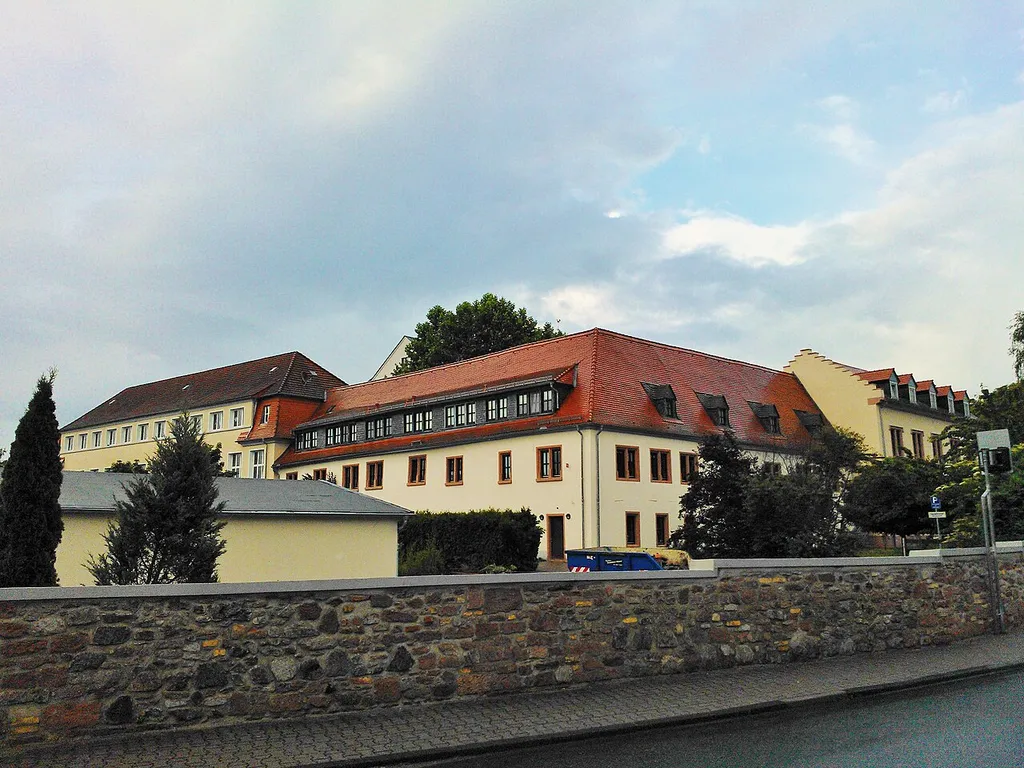 St. Josephshaus in Klein-Zimmern, ehemalige Wasserburg. Ansicht vom Ortseingang