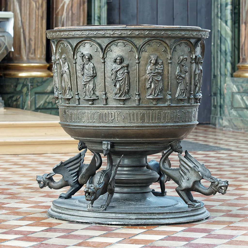 Marienkirche in Berlin-Mitte, bronzenes Taufbecken, Ansicht von Nordwest.