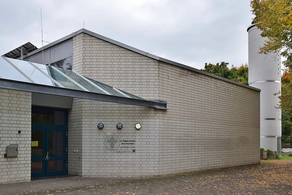 Außenansicht der evangelischen Philippuskirche in Mainz-Bretzenheim von Nordwesten