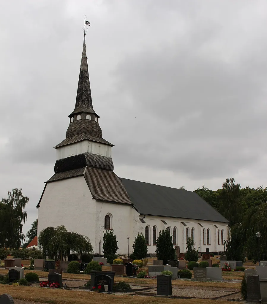 Hasslövs kyrka från sydväst.