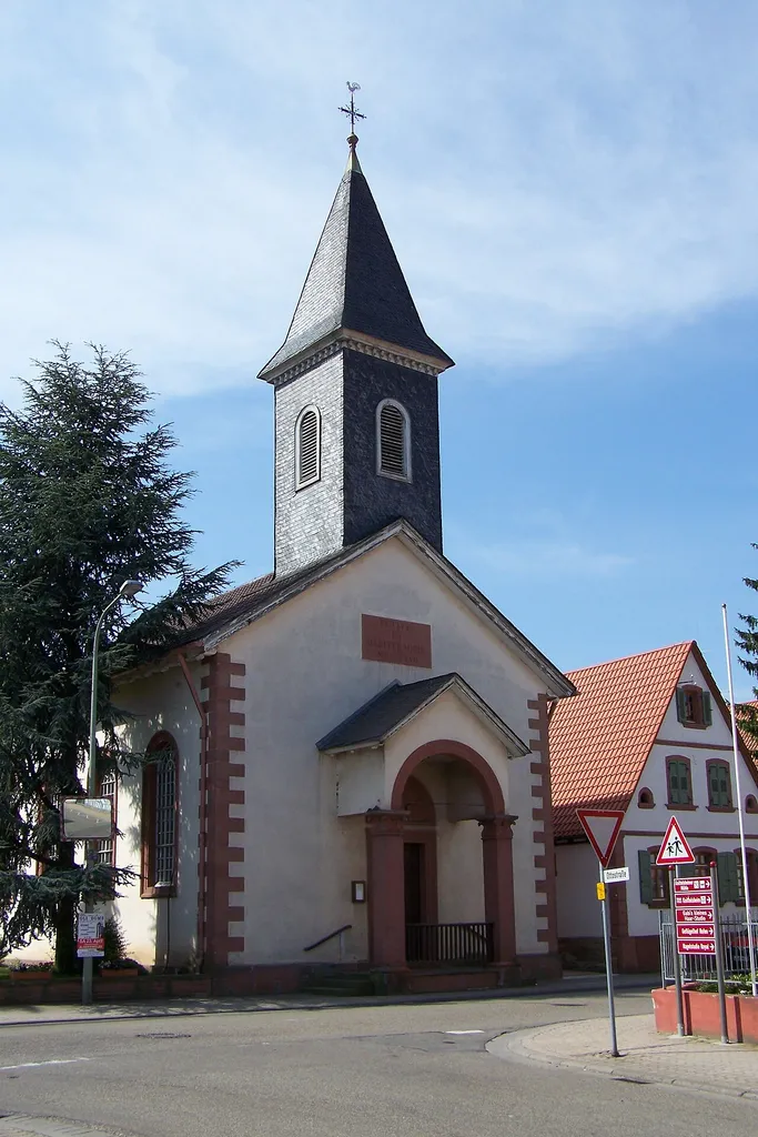 Evangelische Pfarrkirche, klassizistischer Saalbau, offene Eingangsvorhalle, bezeichnet 1831