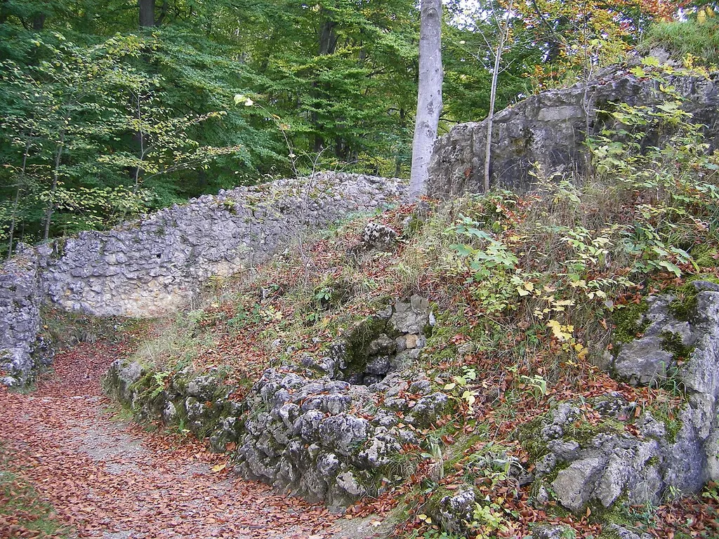 Teil der Burgruine Alter Lichtenstein mit Teilen des Bergfrieds, der Zisterne und Umfriedungsmauern