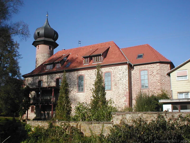 Alte kath. Kirche in Mosbach-Lohrbach, Baden-Württemberg, Deutschland. Entstand im 16. Jhd. als Zehntscheuer mit Turm nahe dem dortigen Wasserschloss, Kirche von 1763 bis 1966.