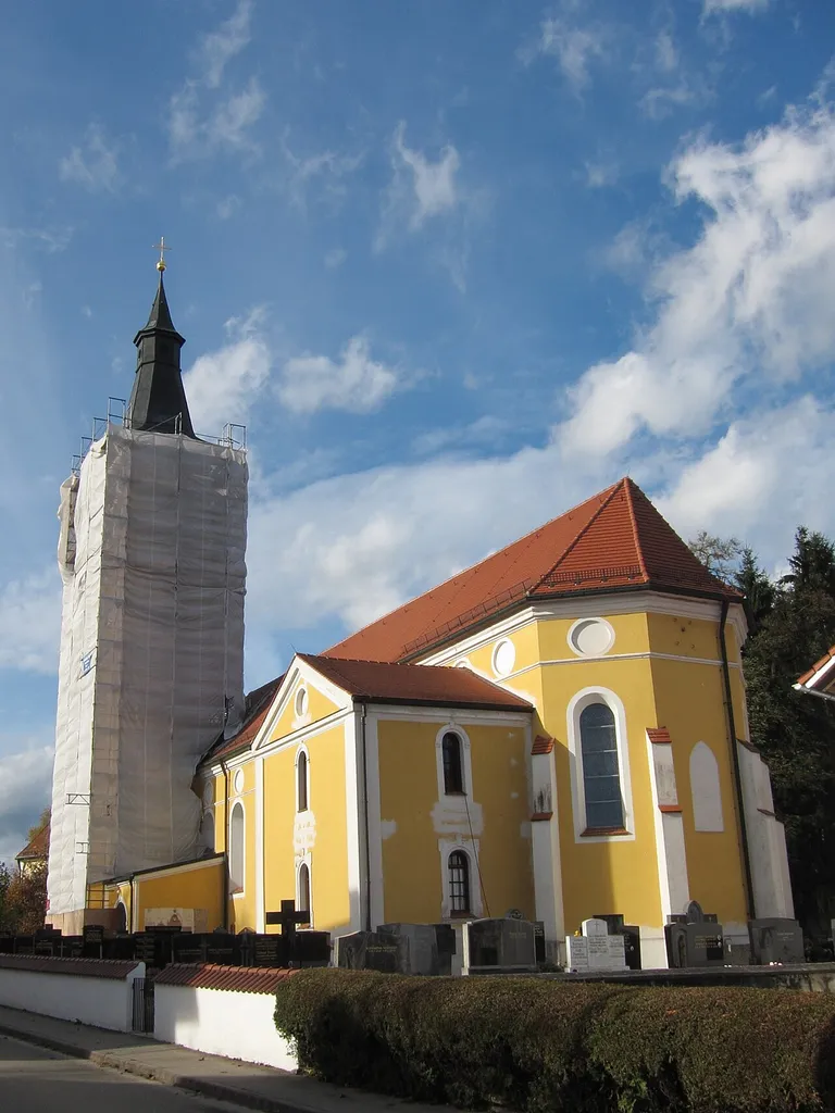 Katholische Pfarrkirche St. Lampertus, Saalbau mit eingezogenem polygonalem Chorabschluss, angefügter Sakristei und Westturm, im Kern spätgotisch, von Hans Kogler 1699 erhöht und gewölbt, 1887 Verlängerung und Turmbau.