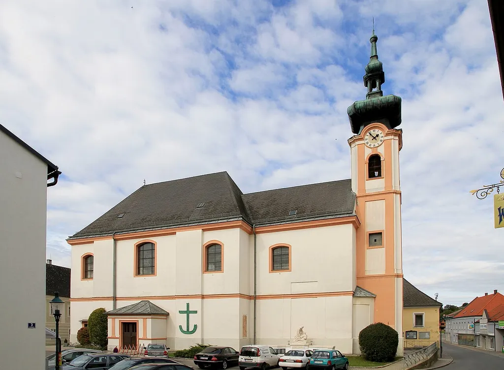 Die katholische Pfarrkirche hl. Ulrich in der niederösterreichischen Marktgemeinde Würmla. Die Kirche wurde in den 1730er Jahren errichtet. 1758 erfolgte eine Erneuerung des Presbyterium und des Turmes. Nach einem Brand wurde 1768 das Langhaus, ein dreijochiger Saalraum, neu errichtet. Die Einrichtung stammt weitgehend einheitlich aus der Mitte und dem dritten Viertel des 18. Jahrhunderts.