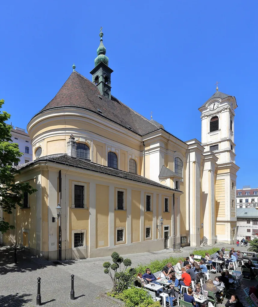 Südostansicht der Ulrichskirche im 7. Wiener Gemeindebezirk Neubau.Die Kirche wurde am ehemaligen rechten Steilufer des Ottakringer Bachs (Neustiftgasse) erbaut. Die Vorgängerkirche wurde 1529 und 1683 bei den Türkenkriegen zerstört. Der heutige einschiffige, dreijochige Kirchenbau wurde von 1721 bis 1724 errichtet und die Türme von 1752 bis 1771.