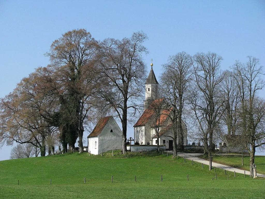Kreuzbichlkapelle von Osten; links die Gruftkapelle der Familie Schilcher; rechts am Bildrand ein Bildstock aus dem 16. Jh.