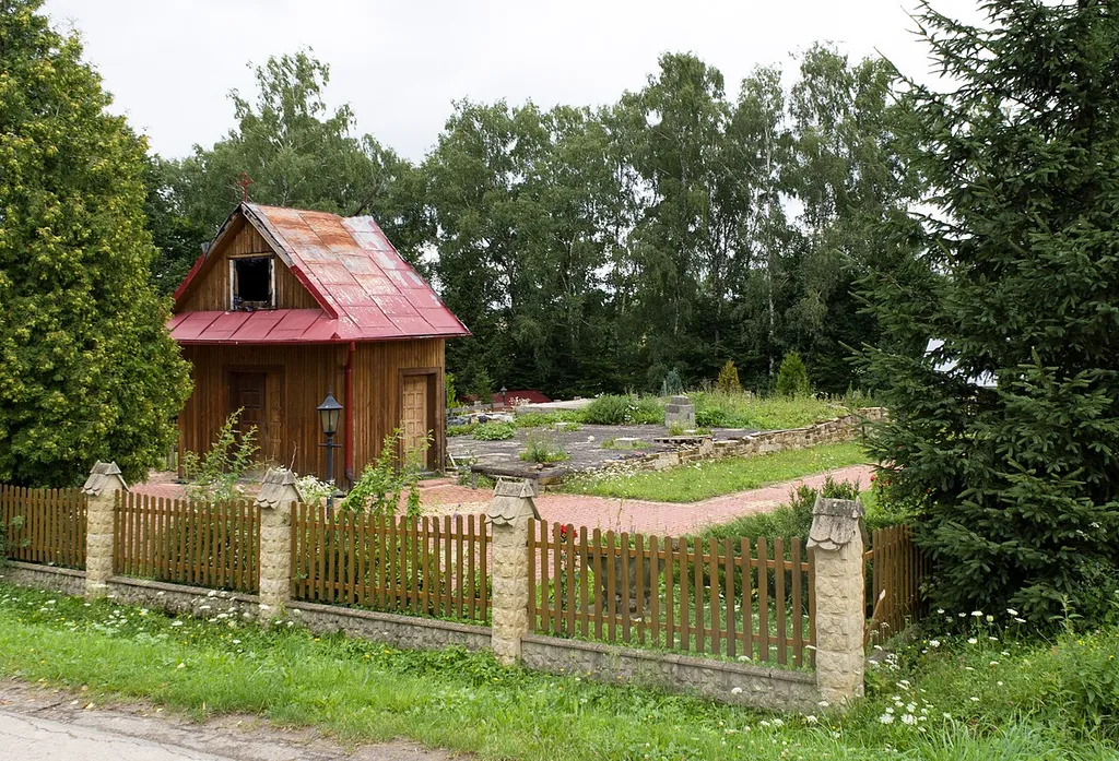 Pozostałości kościoła Nawiedzenia Najświętszej Maryi Panny w Grabówce. Pochodzący z I poł. XVII w. kościół spłonął w nocy z 18 na 19 kwietnia 2007 r.