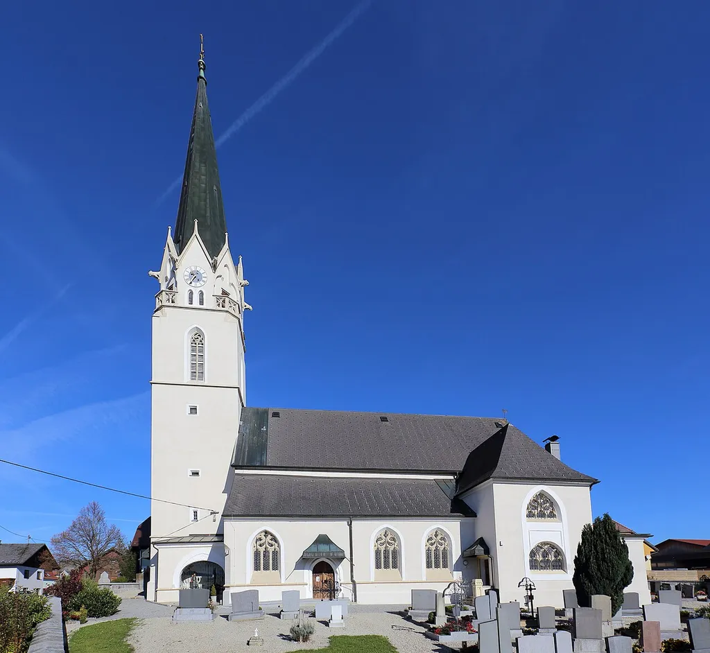 Die katholische Pfarrkirche Mariae Himmelfahrt der oberösterreichischen Gemeinde St. Marienkirchen am Hausruck. Ein gotischer Sakralbau, wobei dem Turm ein neugotischer Spitzhelm aufgesetzt wurde. Die Ausstattung ist vorwiegend neugotisch.