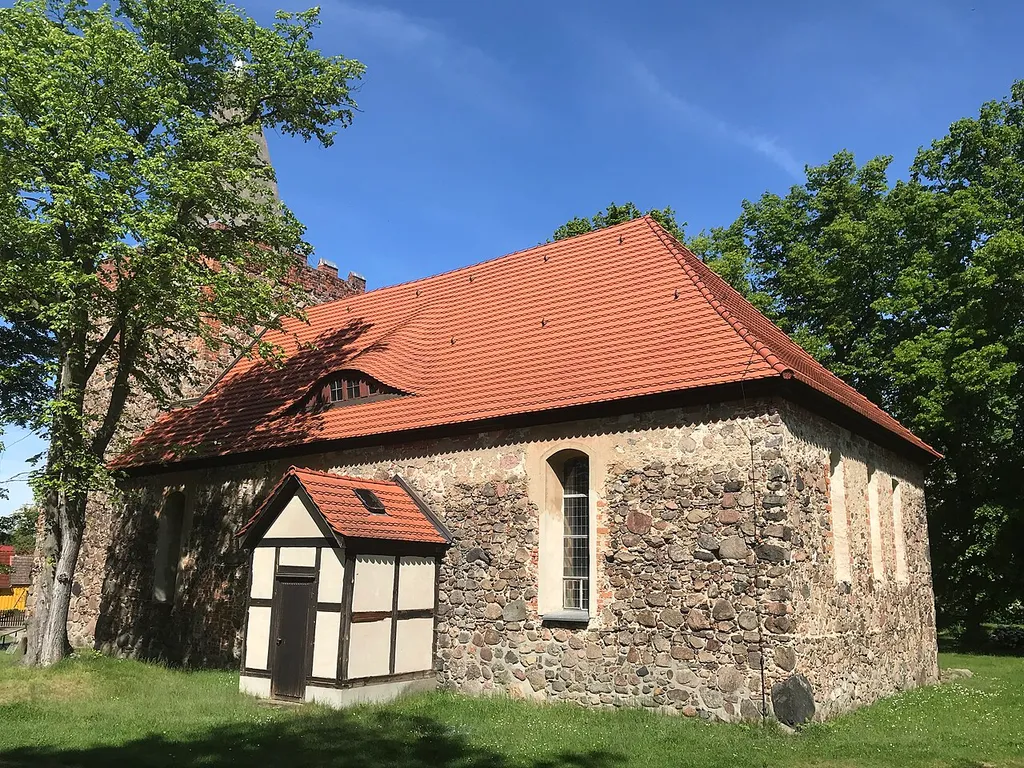Die Dorfkirche in Rauen ist eine Feldsteinkirche aus dem 15. Jahrhundert im Landkreis Oder-Spree im Land Brandenburg