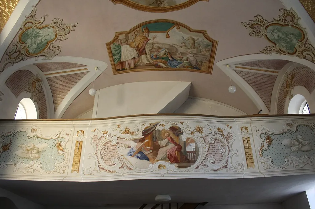 Katholische Filialkirche St. Nikolaus in Wolpertstetten (Blindheim), Empore mit Darstellung der heiligen Cäcilia an der Emporenbrüstung, Deckengemälde mit Darstellung des heiligen Nikolaus, der einen Fürsten tauft und das Standbild eines Götzen zerstören lässt