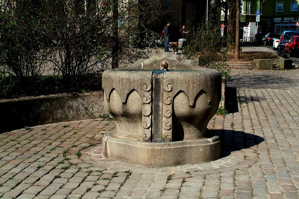 Brunnen (Pferdetränke) an der Lutherkirche in Hannover. Gemäß Ehengard Burkhardt "Hannover. Führer zur Architektur..." Seite 115 ist das ein Werk von Otto Ruprecht, der auch die nahegelegene Lutherschule entwarf.