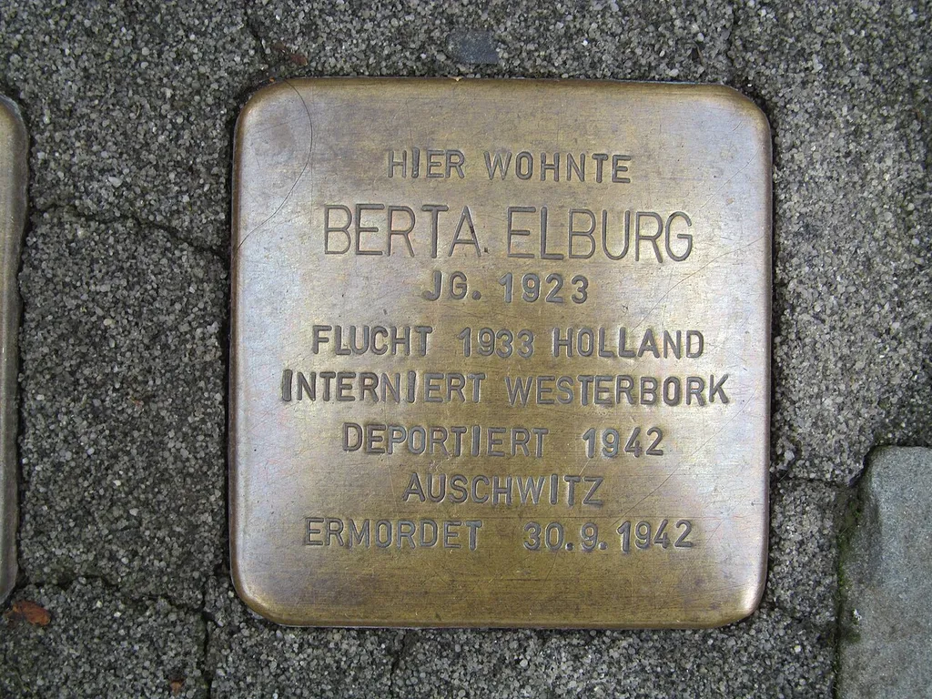 der Stolperstein für Berta Elburg vor dem Haus Johannesstraße 7 in Bad Hersfeld
