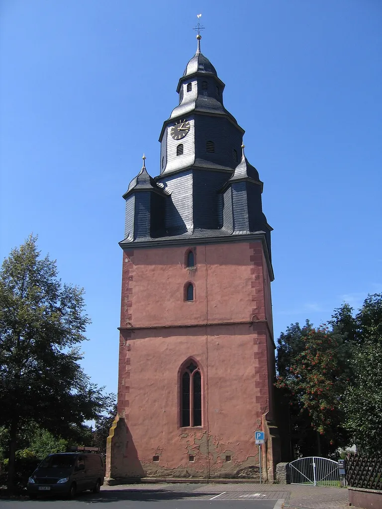 Evangelisch-lutherische Kirche in Berstadt. Ostseite des Kirchturms. Licher Straße 20.