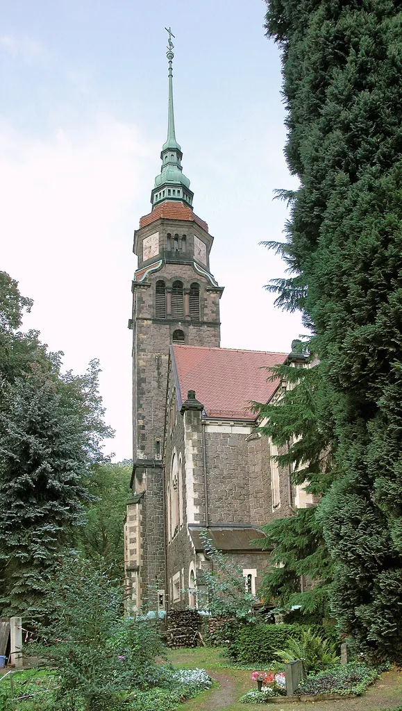 05.09.2007 01705 Freital-Hainsberg, Kirchstraße 10 / Ecke Hainsberger Straße (GMP: 50.980621,13.633523): Hoffnungskirche Freital bzw. Hainsberger Kirche, erbaut 1900 - 1901 aus Bruchsteinmauerwerk mit Sandsteingewänden im Stile der Neoromanik. Sicht von Südwesten. [DSCN29332-29333.TIF]20070905060MDR.JPG(c)Blobelt