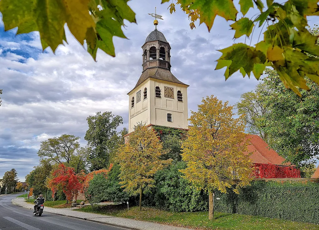Vierlinden OT Friedersdorf (MOL Brandenburg) - Barockkirche im Herbstlichen Gewand, umhüllt von den schönsten Farben des Herbstes.
