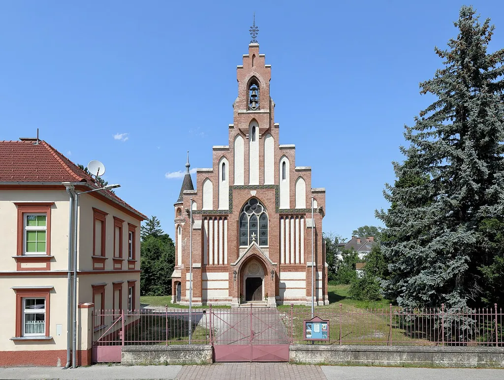Südwestansicht der evangelischen Pfarrkirche in der niederösterreichischen Stadtgemeinde Neunkirchen. Der Backsteinbau im neugotischen Stil wurde 1862/63 nach Plänen des Wiener Architekten Hans (Johann) Petschnig (* 1821) errichtet.