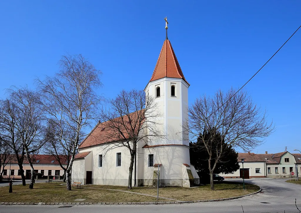 Südostansicht der katholischen Pfarrkirche hl. Anna in Breitstetten, ein Ortsteil der niederösterreichischen Marktgemeinde Leopoldsdorf im Marchfelde. Das Langhaus hat einen spätromanischen Kern und wurde unter Beibehaltung des spätromanischen Rundchores 1713 barockisiert. Der achteckige Ostturm über dem Chor wurde 1807 und die barocke Sakristei im 18. Jahrhundert errichtet.