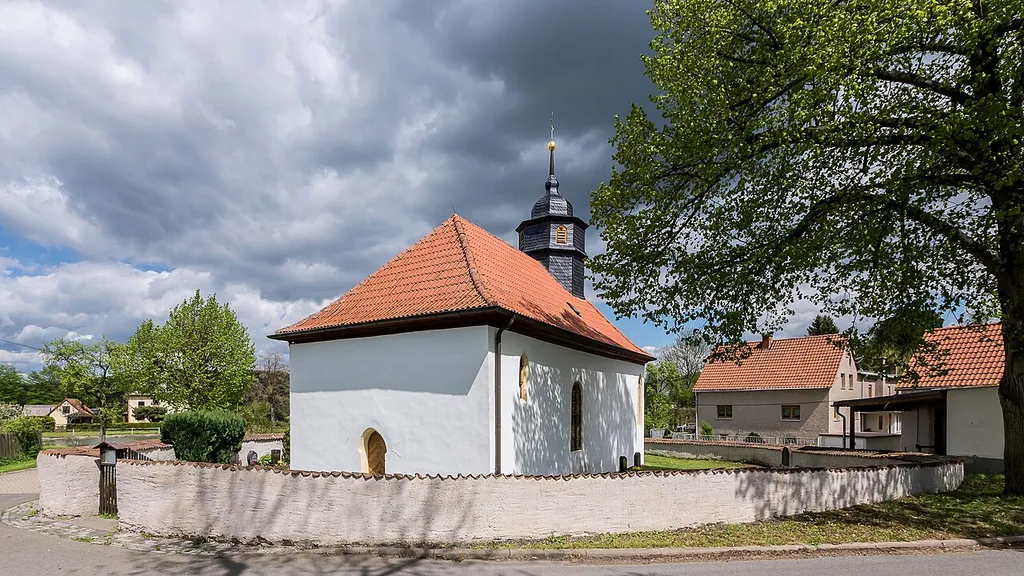 Neidenberga Anger Kirche mit Ausstattung, Friedhof und Einfriedung