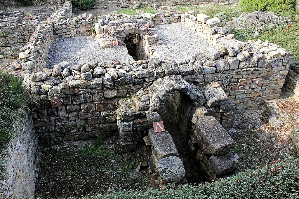 In this very large oven, the potters of La Graufesenque could cook up to 40 000 vases (terra sigillata, 1050°C during 3 to 4 days). Largest ceramics center of antiquity, La Graufesenque dispatched its production in all the Romain Empire.