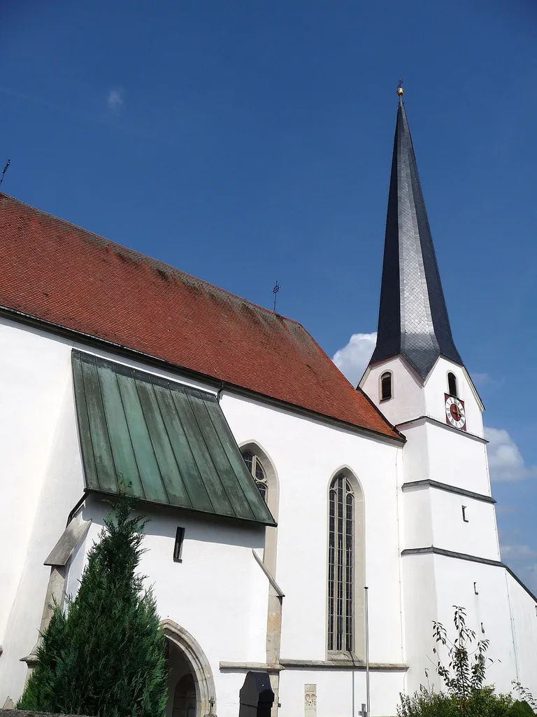 Die Pfarrkirche St. Johannes der Täufer in Neukirchen am Inn