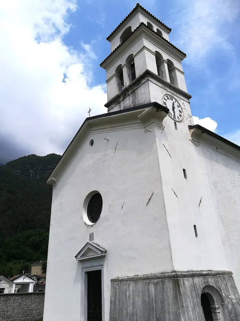La chiesa parrocchiale di Tramonti di Sopra