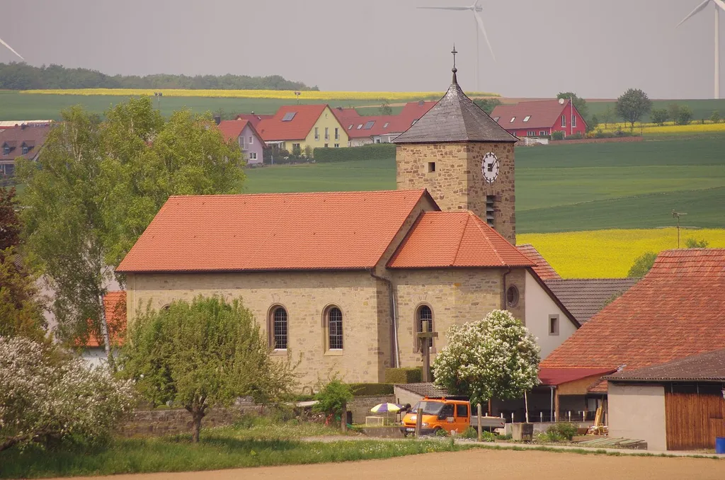 Katholische Filialkirche St. Petrus von Alcantara Saalbau mit eingezogenem Chor und nördlichem Turm mit Pyramidendach, Bruchsteinmauerwerk, 1860; mit Ausstattung. Petersgarten 1, Rundelshausen, Markt Werneck, Unterfranken, Deutschland