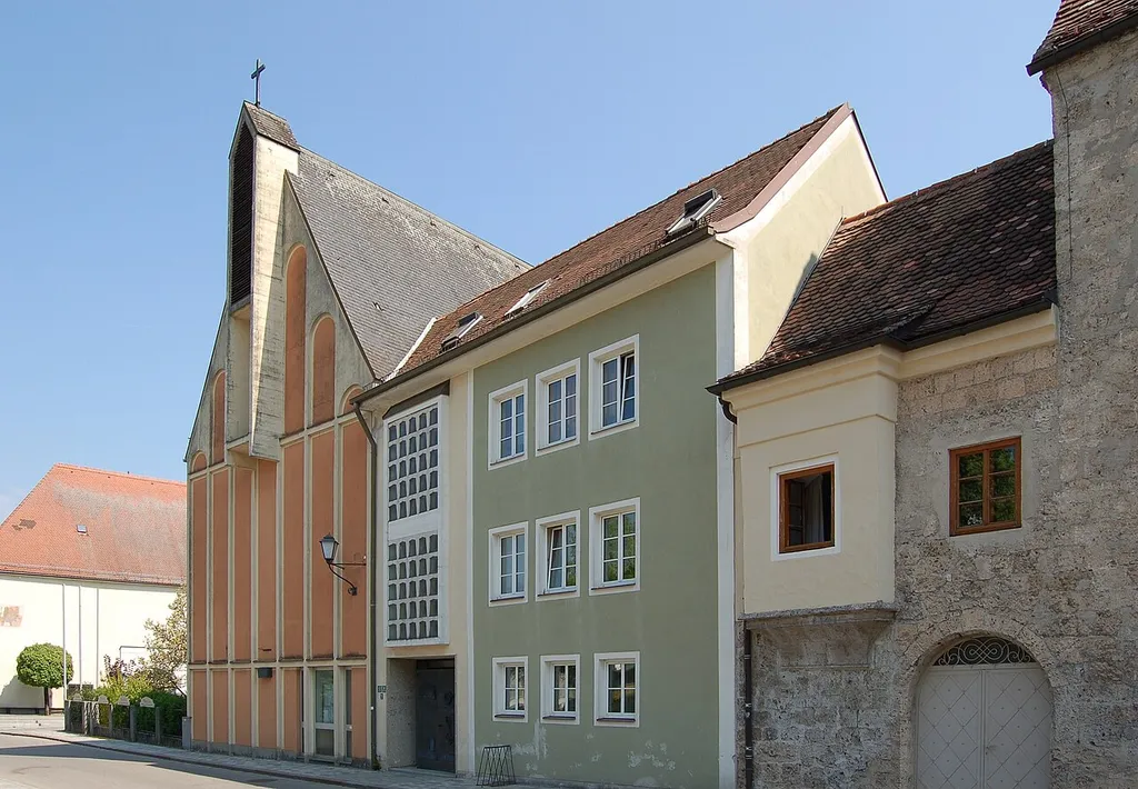 Evangangelische Pfarrkirche A.B. (Ehemaliger Schüttkasten) und Küsterhaus in der Theatergasse 11-13 in Braunau am Inn (Oberösterreich). This media shows the protected monument with ObjektID 109560 in Austria. (Commons, de, Wikidata)