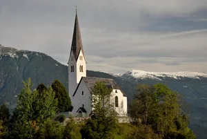 Alte Pfarrkirche hll. Petrus und Paulus und Friedhof