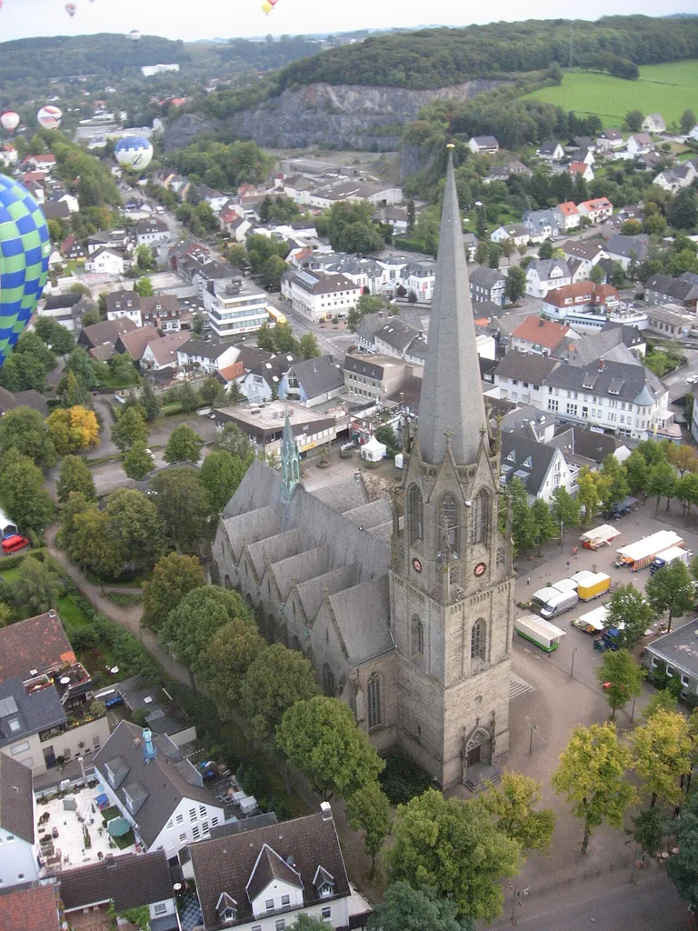 Die Kirche St. Pankratius in Warstein von einem Ballon aus aufgenommen.
