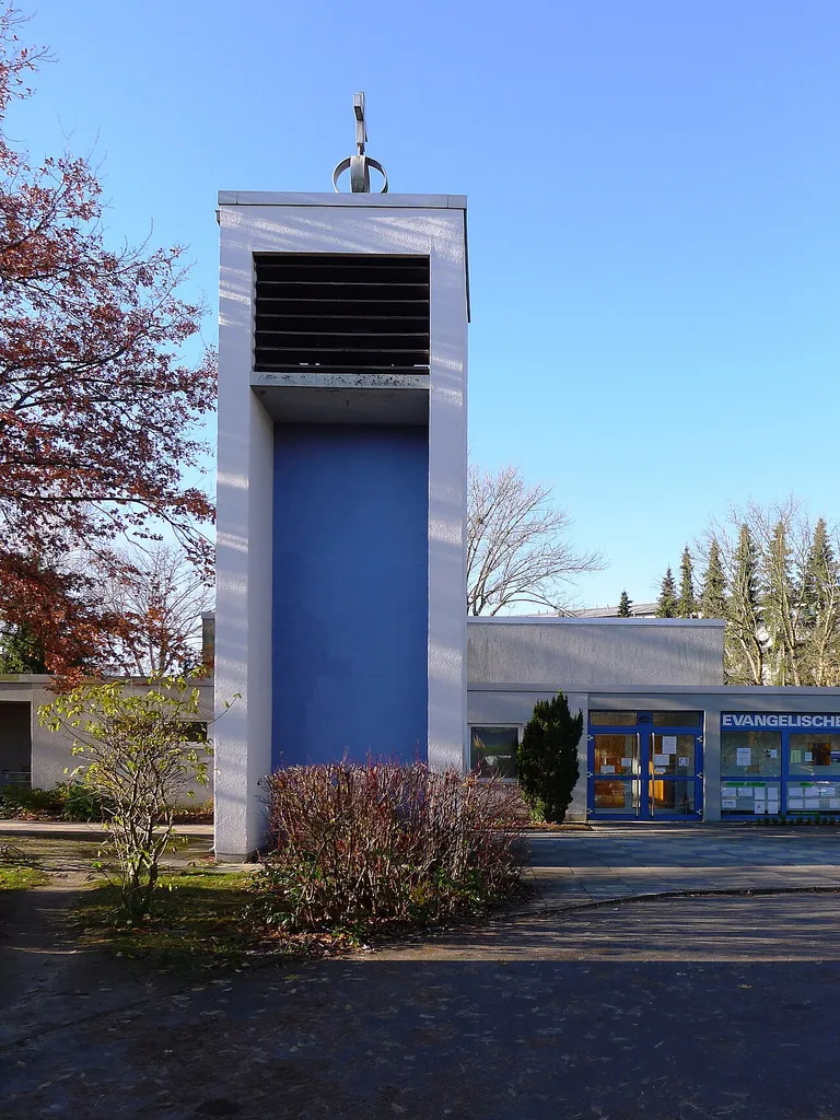 Der Campanile steht weit vor den Gebäudetrakten
