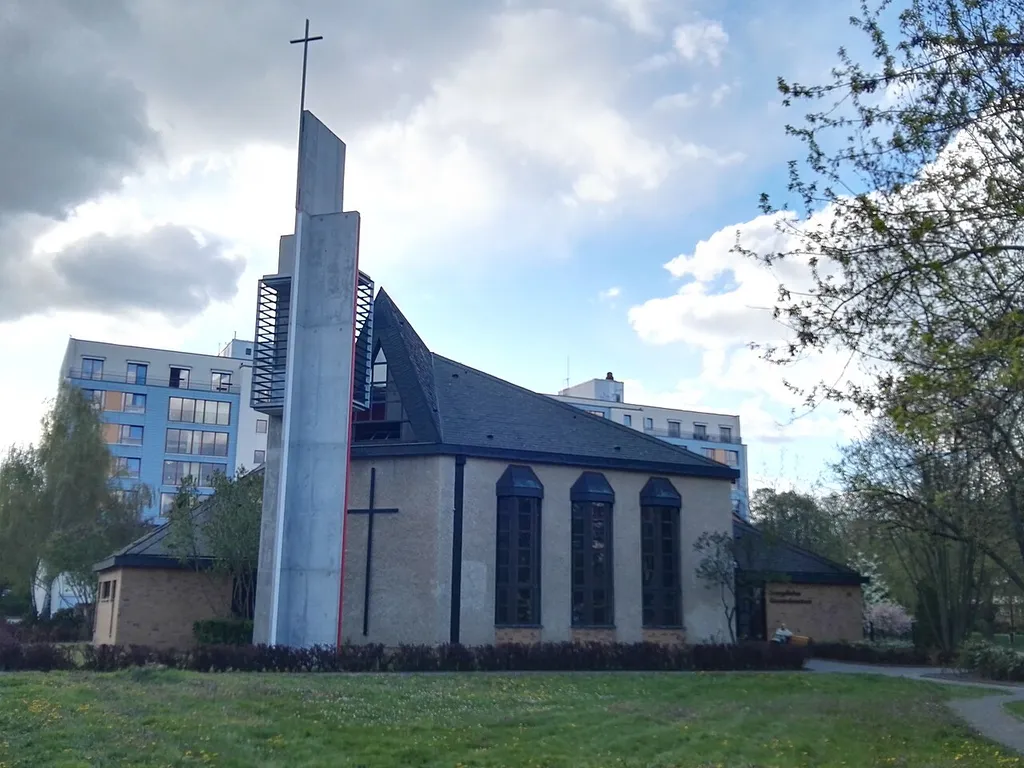 Kirche und Gemeindehaus Schleusiger Weg in Berlin Marzahn