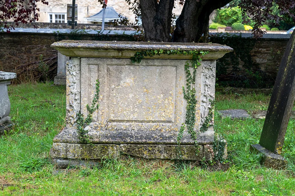 Tetbury: PIKE MEMORIAL, ABOUT 13 METRES WEST SOUTH WEST OF NORTH EAST GATE IN CHURCHYARD OF CHURCH OF ST MARY