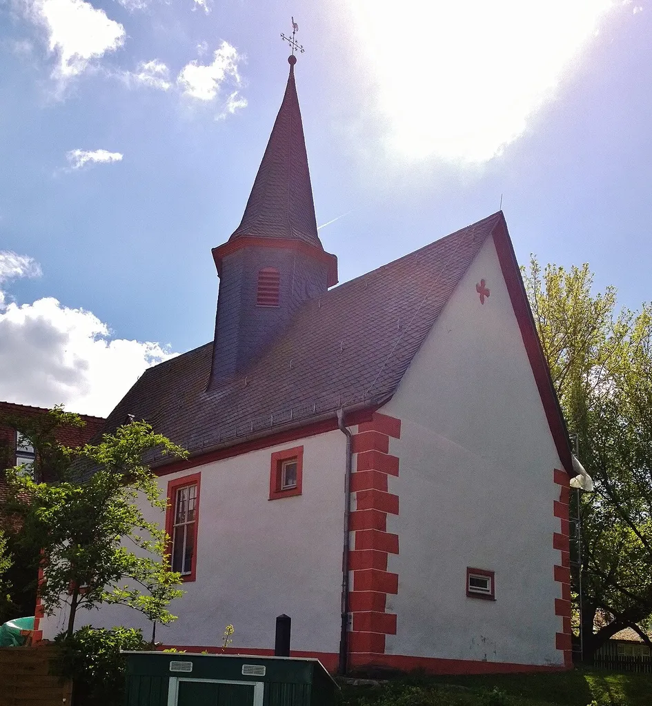 Die Kirche von Enzheim unterhalb der Insel der abgegangenen Wasserburg