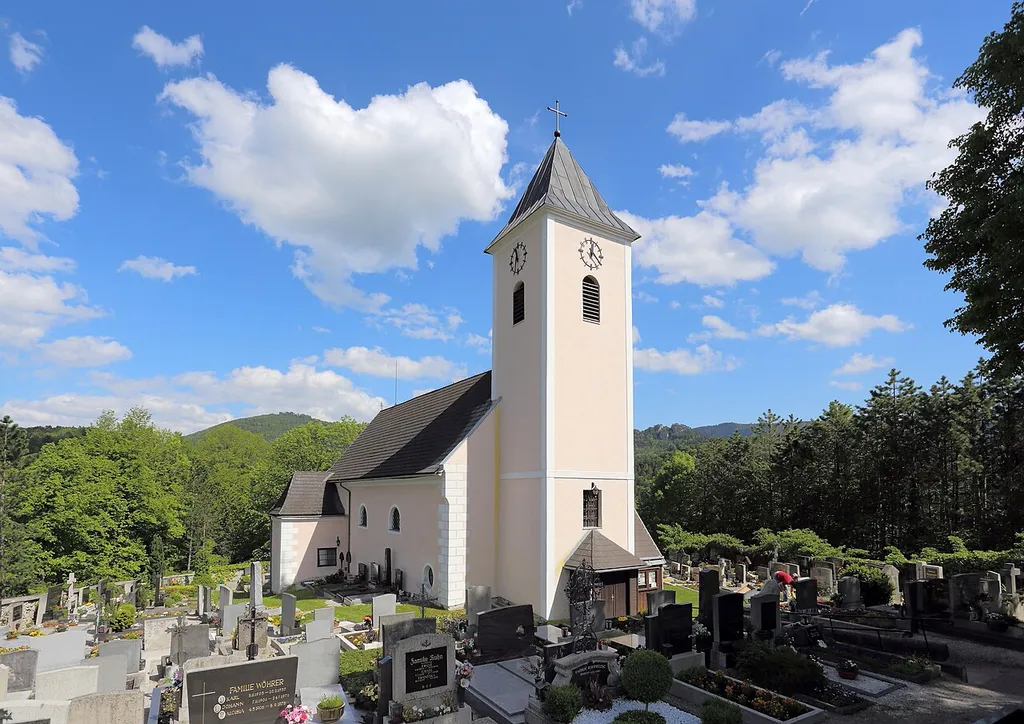 Katholische Pfarrkirche Mariae Himmelfahrt in der niederösterreichischen Gemeinde Waidmannsfeld.