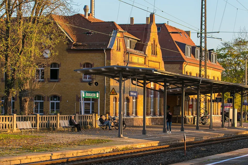 Bahnhofsgebäude mit Holzvordach
