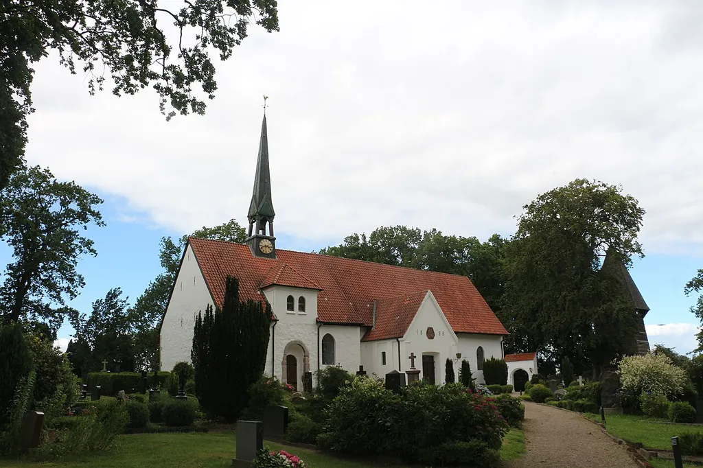 Wilhadikirche in Ulsnis von Südwesten mit dem östlichen Friedhofstor und dem Glockenturm