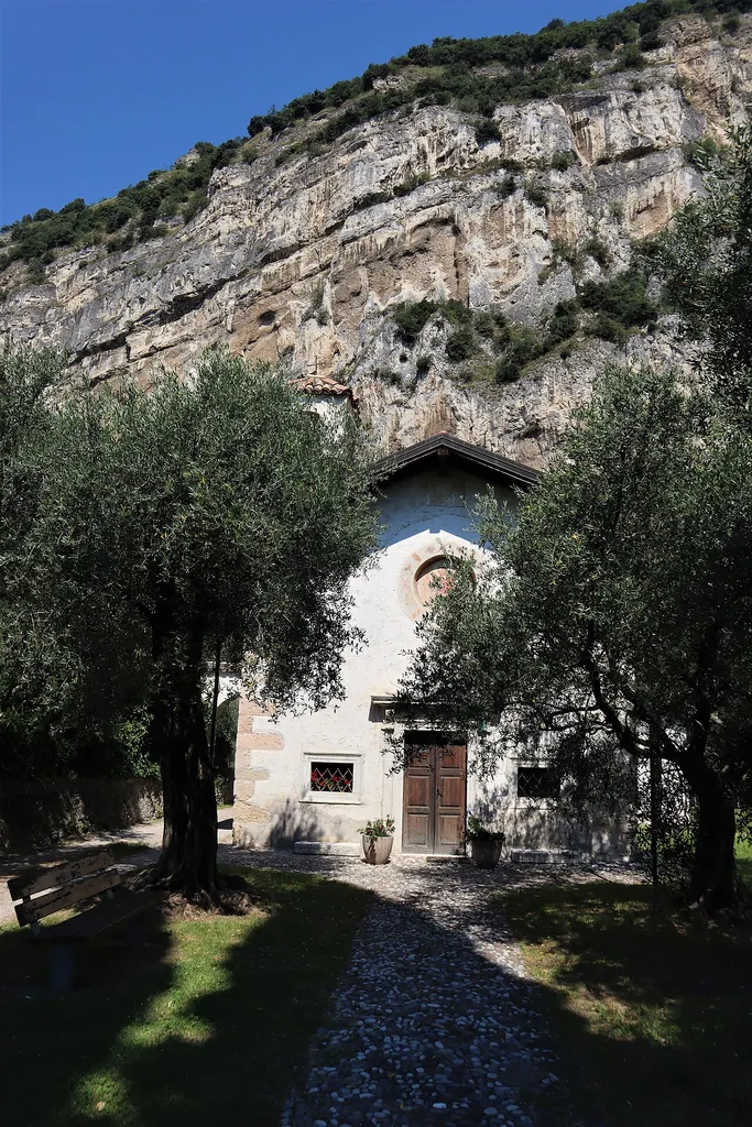 chiesa di Santa Maria delle Vittorie, Linfano di Arco. Facciata.