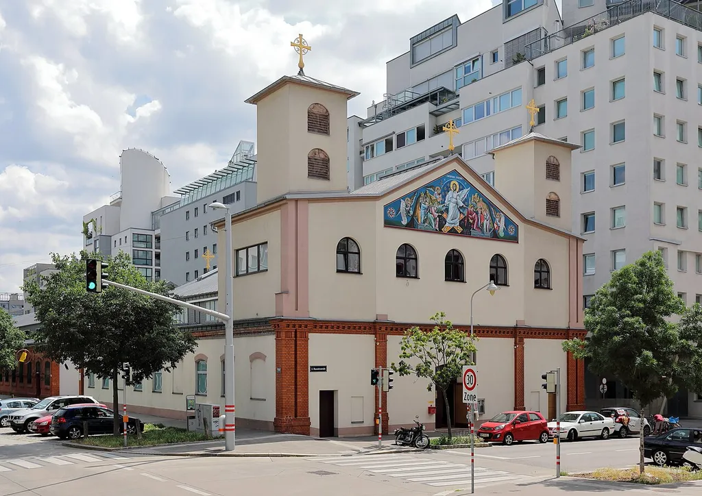 Nordansicht der serbisch-orthodoxen Auferstehungskirche an der Adresse Engerthstraße 158 im 2. Wiener Gemeindebezirk Leopoldstadt.Die Auferstehungskirche wurde in einer aufgelassenen Straßenbahngarage errichtet und am 26. Oktober 2002 geweiht. Ab 2006 fand ein Umbau statt, der mit der Neueinweihung der Kirche am 30. September 2007 abgeschlossen wurde. Bei dem Umbau wurden unter anderem die zwei Kirchtürme errichtet.