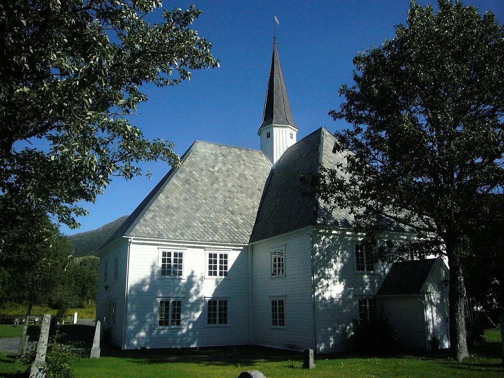 Lurøy kirke. Foto: Arnt Magne Haugen, fra Riksantikvarens Kulturminnebilder.